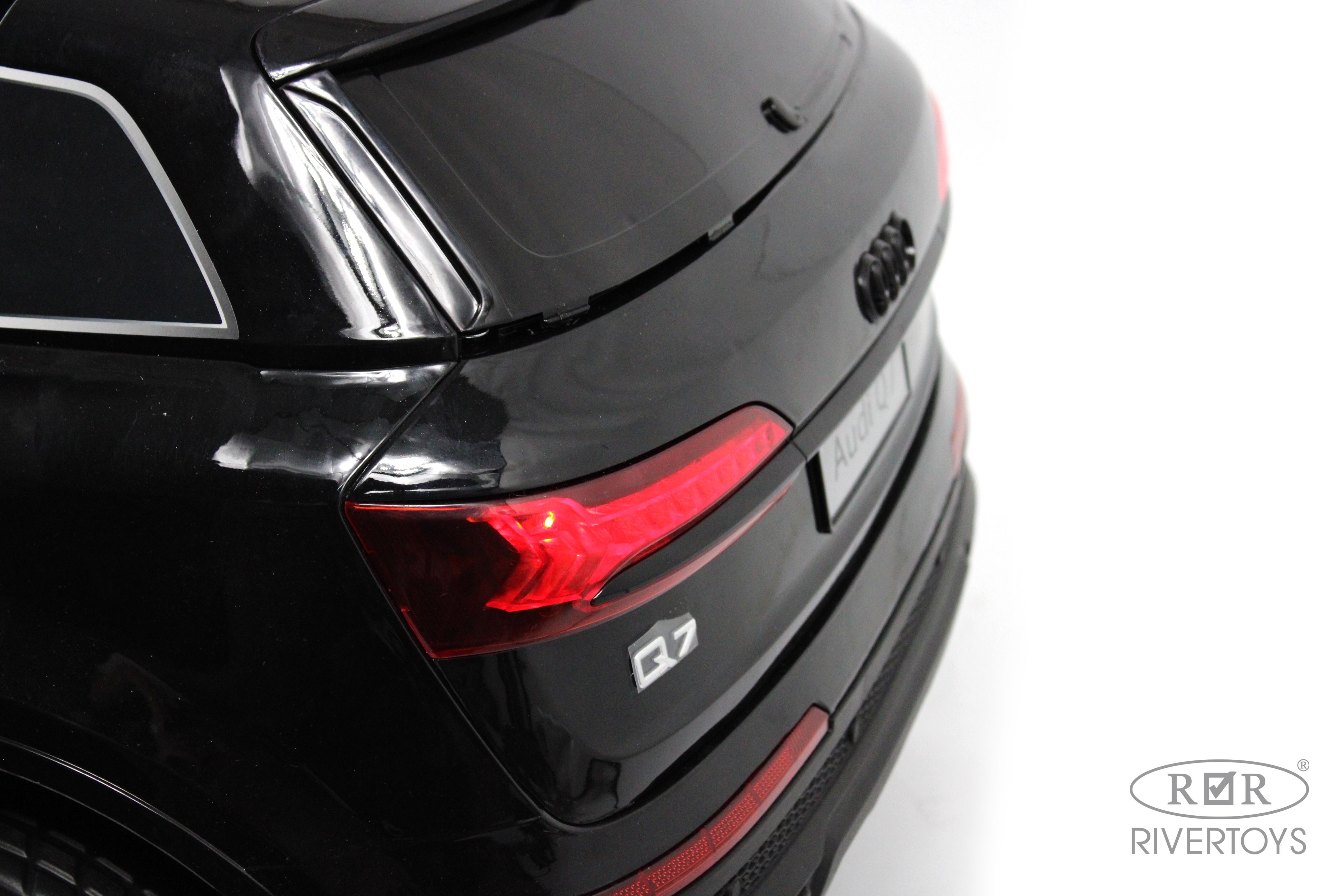 Купить Детский электромобиль RIVERTOYS AUDI Q7 HL678